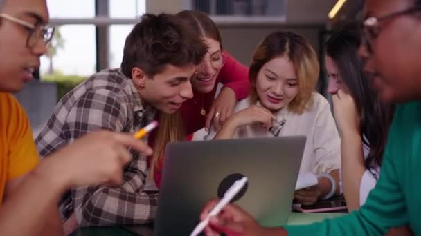 Gruppo Giovani Studenti Diversi Che Ridono Usando Computer Portatile Nella — Video Stock