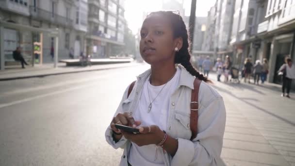 Молодая Концентрированная Латинская Женщина Использующая Ищущая Мобильный Телефон Ищет Место — стоковое видео