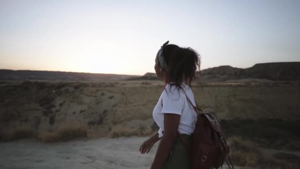 Молодая Чернокожая Женщина Путешествует Наслаждается Приключениями Пустыне Барденас Реалес Латиноамериканка — стоковое видео