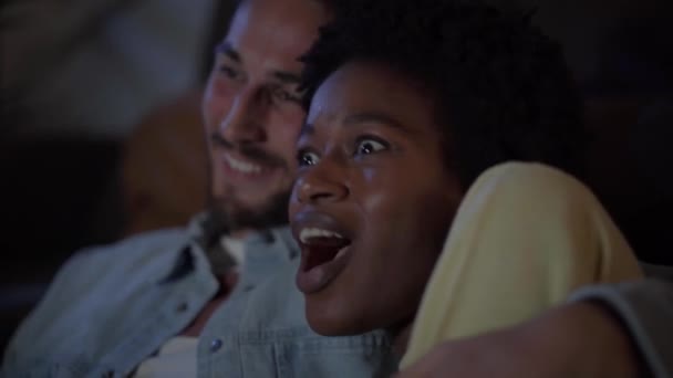 Jeune Couple Multiracial Riant Regardant Des Séries Télévisées Maison Soir — Video