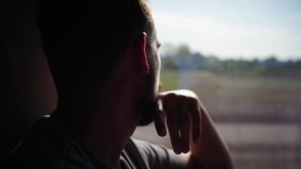 Jovem Caucasiano Sentado Andando Dentro Trem Olhando Pensativo Silenciosamente Pela — Vídeo de Stock
