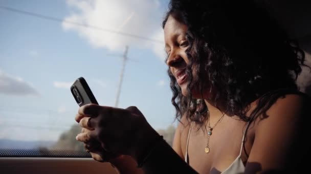 Молодая Улыбающаяся Латиноамериканка Сидит Внутри Поезда Смотрит Мобильный Телефон Пейзаж — стоковое видео