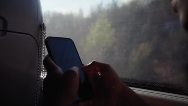 Неузнаваемый Пассажир Пользуется Пользуется Мобильным Телефоном Время Поездки Поезде Человек — стоковое видео