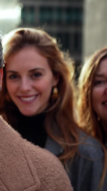수직이에요 카메라 자신감 야외에서 미소를 연령대의 다인종 비즈니스 머리와 매력적인 — 비디오