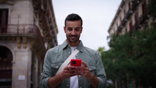 코카서스 매력적인 남자는 바르셀로나의 도시에서 거리에서 전화를 즐거운 관광객 경험을 — 비디오