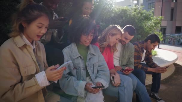 Diversi Gruppi Amici Universitari Seduti Sulle Scale Strada Studenti Felici — Video Stock