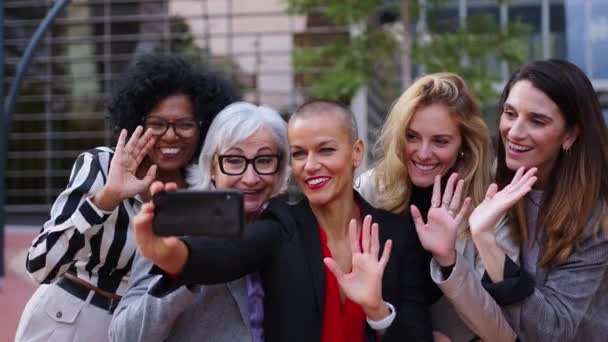 Счастливая Улыбающаяся Группа Деловых Женщин Разных Возрастов Делает Видеозвонок Мобильного — стоковое видео
