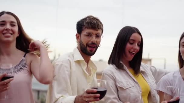 Grupo Jóvenes Amigos Millennials Emocionados Sosteniendo Copas Rojas Bailando Vino — Vídeos de Stock