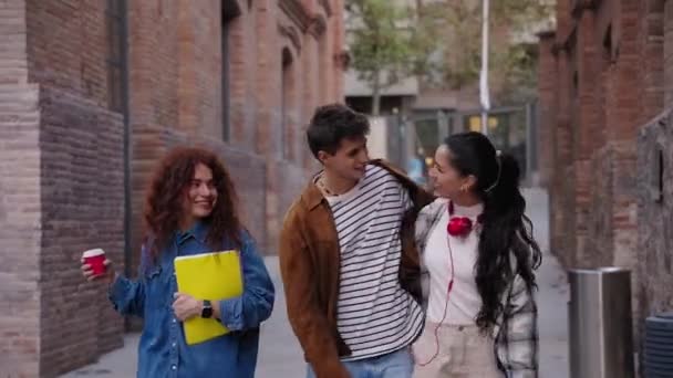 Boldog Diákok Sétálgatnak Egyetemi Kampuszon Munkafüzetekkel Kávézgatnak Fiatal Változatos Nemű — Stock videók