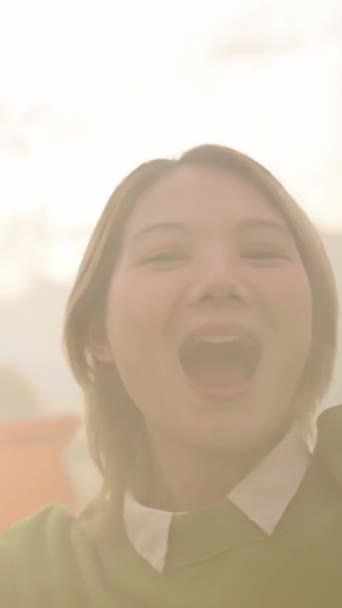 Vertical Jovem Menina Asiática Animado Levantando Braços Alegria Com Fumaça — Vídeo de Stock