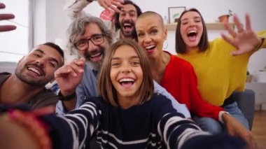 Neşeli beyaz bir aile evde video görüşmesi yaparken gülümsüyor. Üç nesildir farklı insanlar kameraya bakıp selamlıyor ve konuşuyor. İletişim teknolojisi insanları