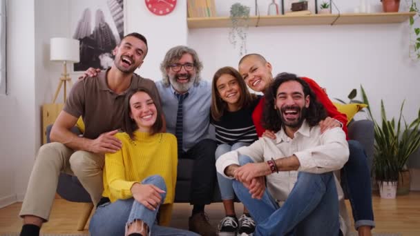 카메라 미소를 코카서스 가족의 초상화 다세대 즐거운 사람들은 집에서 축하하기 — 비디오