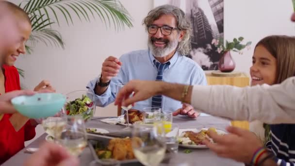 Gelukkige Blanke Familie Zit Aan Tafel Eten Geven Met Elkaar — Stockvideo