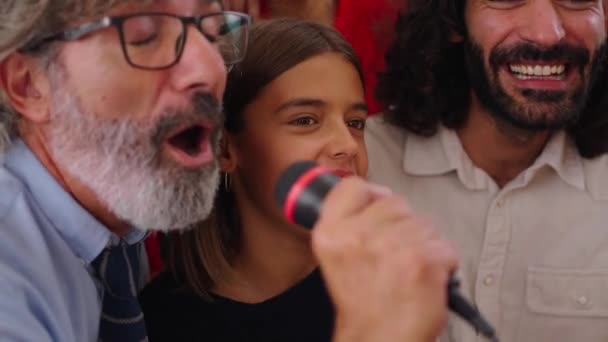 Keluarga Kaukasia Lucu Bermain Karaoke Sing Star Bersama Dalam Ruangan — Stok Video