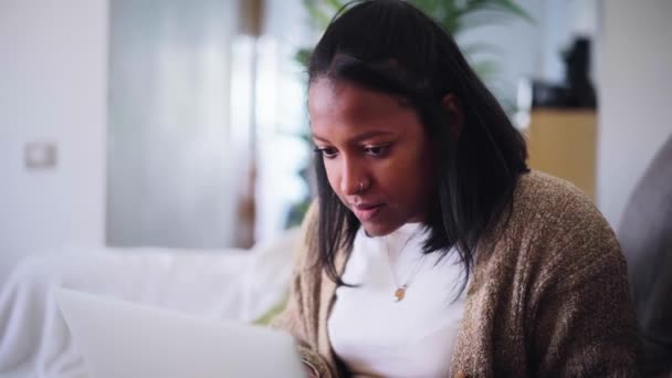 Młoda Atrakcyjna Kobieta Miłą Ekspresją Pisząca Maszynie Patrząca Laptopa Siedzącego — Wideo stockowe