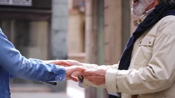 Yetişkin Çekici Bir Çift Sokakta Ele Tutuşup Eğlenirken Mutlu Bir — Stok video
