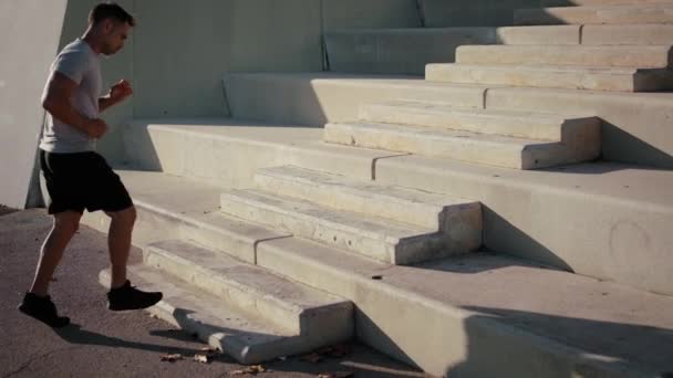 Hombre Fitness Adulto Corriendo Subiendo Escaleras Haciendo Ejercicio Cardiovascular Aire — Vídeos de Stock