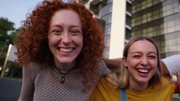 Ομάδα Μόνο Κορίτσια Νεαρά Χαρούμενα Πολυφυλετικές Φίλους Κοιτάζοντας Κάμερα Αγκαλιάζει — Αρχείο Βίντεο