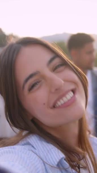 Κάθετα Pov Selfie Της Χαμογελαστή Νεαρή Ευρωπαία Κοπέλα Ψάχνει Κάμερα — Αρχείο Βίντεο