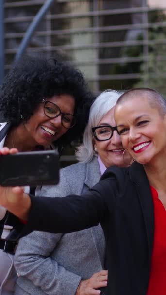 Вертикальна Група Різноманітних Офіційних Ділових Жінок Приймають Селфі Мобільним Відкритому — стокове відео