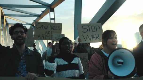 Gen Žena Megafonem Protest Různými Skupinovými Aktivisty Lidé Demonstrují Společně — Stock video