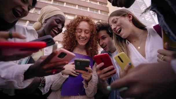 Bajo Ángulo Grupo Jóvenes Amigos Internacionales Riendo Reunieron Círculo Usando — Vídeos de Stock