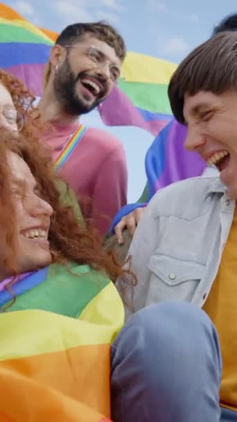 Dikey Lgbt Nin Çeşitli Grup Arkadaşları Eşcinseller Gününü Dışarıda Kutlarken — Stok video