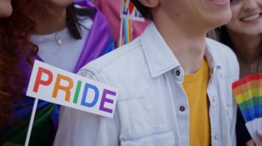 Çeşitli gülen gençler sosyal ağlar için neşeli selfie çekiyorlar. Eşcinsel onur festivali ayını kutluyorlar. LGBT Topluluğu açık havada eğleniyor. 