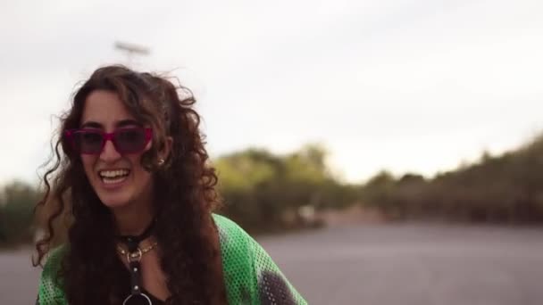 Szczęśliwa Młoda Kaukaska Kobieta Okularach Przeciwsłonecznych Ciesząca Się Świętowaniem Praw — Wideo stockowe
