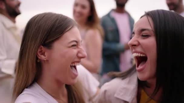 几位女性朋友兴高采烈 为社交媒体制作了自拍视频 在房顶派对上欢天喜地舞动着的千禧年女性 一群年轻人快乐地在一起庆祝 — 图库视频影像