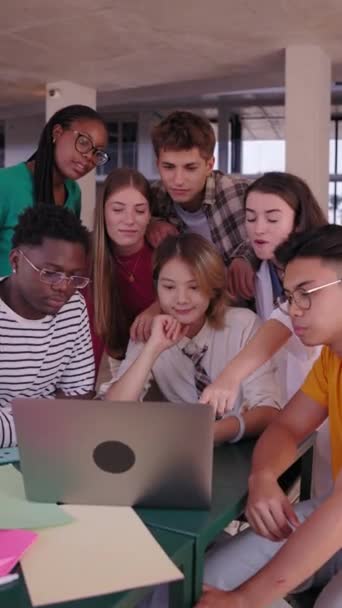 Κάθετη Ομάδα Νέων Φοιτητών Που Γελούν Χρησιμοποιώντας Φορητό Υπολογιστή Στην — Αρχείο Βίντεο