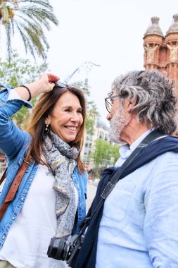 Dikey. Emekliye ayrılmış, aşık bir çift şehirde birbirine sevgiyle bakıyor. Yetişkin turistler ilkbaharda manzaranın tadını çıkarıyorlar. Olgun insanlar Avrupa 'da turizm ve tatil