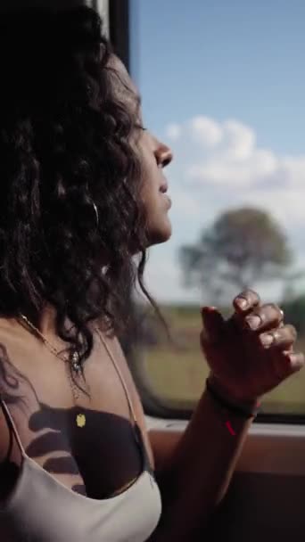 Вертикали Молодая Афроамериканка Сидящая Внутри Поезда Выглядывая Задумчиво Расслабляясь Окно — стоковое видео