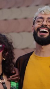 Renkli insanların dikey kalabalığı gökkuşağı bayrağıyla selfie çekerken gülücüklerini takınıyorlar. Gurur gününde eğlencenin ve seyahatin tadını çıkarıyorlar. LGBT 'nin çeşitli insanları topluluk için birleşti