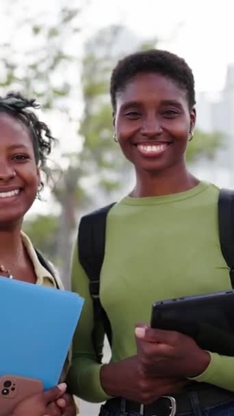 Vertikální Portrét Usmívající Krásné Skupiny Mladých Černošských Studentek Které Pózují — Stock video