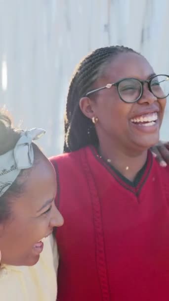 Vertical Tres Jóvenes Mujeres Afroamericanas Emocionadas Corriendo Abrazadas Divirtiéndose Juntas — Vídeo de stock