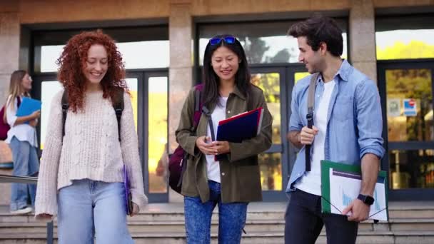 Diverse Unge Studerende Ned Trappen Forlader Universitetsbygningen Smilende Glade Taler – Stock-video