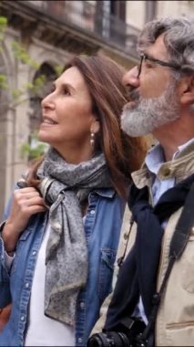 Dikey. Emekli çift, Avrupa 'nın turistik bölgelerinde mutlu mesut dolaşır. Olgun bir eş, emeklilik tatilinde sokaktaki binaları izlerken birlikte yürür. Kıdemli seyahatlerin ilişkileri