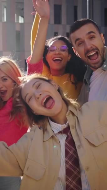 Vertical Alegre Grupo Jóvenes Amigos Sonrientes Multirraciales Pasando Buen Rato — Vídeos de Stock