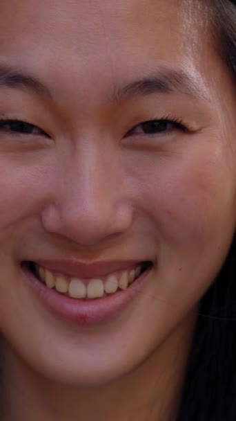 Függőleges Közelkép Arca Boldog Gyönyörű Fiatal Ázsiai Boldog Mosolygott Utcán — Stock videók