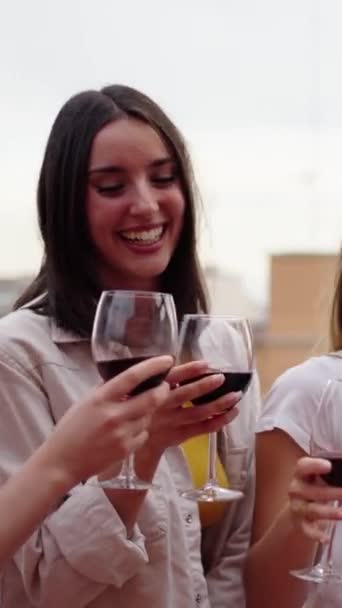 Вертикали Взволнованные Молодые Люди Разных Национальностей Пьют Бокалы Вином Празднуя — стоковое видео