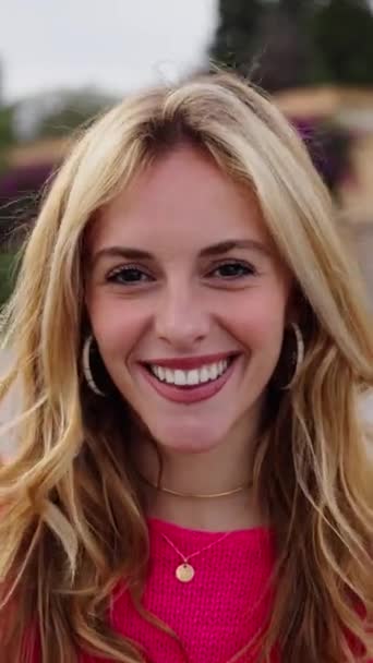 Retrato Vertical Alegre Atractiva Joven Caucásica Feliz Cara Sonriente Calle — Vídeos de Stock