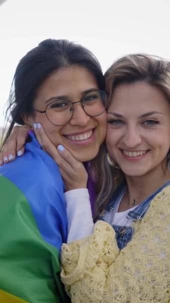Vertikal Pasangan Lesbian Dengan Sekelompok Teman Muda Yang Bersemangat Menikmati — Stok Video