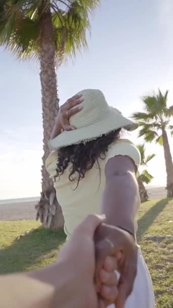 수직이에요 Pov 그녀의 친구를 행복한 아프리카 여성의 따르십시오 이국적인 해변에 — 비디오