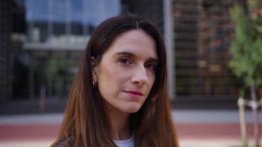 Resmî iş grupları. Sadece kadınlar, dışarıda gururlu bir ifadeyle kameraya ciddi ciddi bakarlar. Profesyonel güçlü kadın liderler kendilerine güveniyorlar.