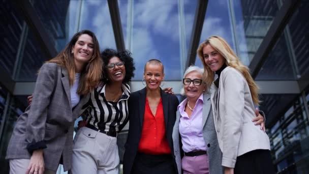 Retrato Mulheres Negócios Multirraciais Diversas Idades Ternos Formais Posando Sorrindo — Vídeo de Stock