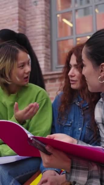 Vertikalt Leende Grupp Unga Studenter Sitter Bänken Och Studerar Tillsammans — Stockvideo