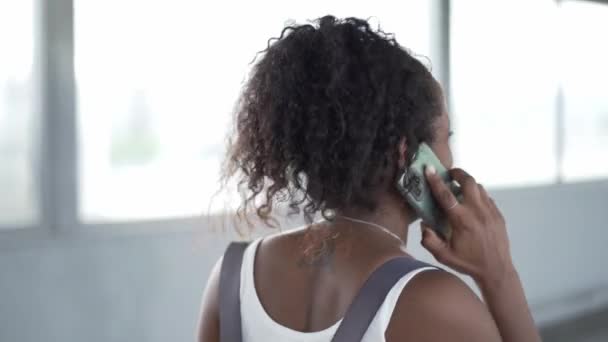 Vedere Din Spate Tinerilor Turiști Latini Care Vorbesc Telefonul Mobil — Videoclip de stoc