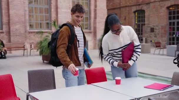 Група Щасливих Багаторасових Студентів Зустрічаються Щоб Навчатися Разом Прибуваючи Університетське — стокове відео