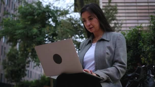 Kaukasiska Vuxna Affärskvinna Sitter Utanför Kontoret Med Laptop Medelålders Professionell — Stockvideo